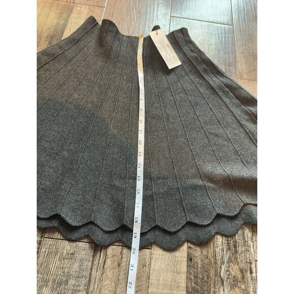 Molly Bracken NWT Gray Scalloped Edge Knit Skirt Size M/L - Picture 5 of 7